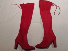 Rosso. Stivali alti coscia